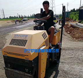 座駕振動壓路機，路面壓